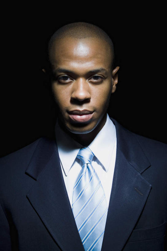 西方人,脸,头,脸颊,秃头,一个人,商务人士,商务男性,站,竖图,室内,特写,白天,正面,衬衫,欧洲,非洲,黑人,欧洲人,仅一个男性,仅一个人,黑色背景,套装,领带,注视,肩膀,仅一个年轻男性,观察,看,站着,摄影,影棚,观看,察看,象征,庄重,关注,商务装,身份,工薪阶层,正式,地位,男人,男性,年轻男性,非洲人,头部,光头,无发,脸部,脸蛋,面部,白领,上班族,站立,半身,彩图,影棚拍摄,衬衣,拍摄