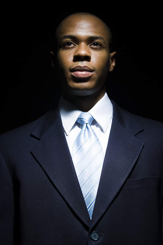 西方人,脸,头,脸颊,秃头,一个人,商务人士,商务男性,站,竖图,室内,特写,白天,正面,衬衫,欧洲,非洲,黑人,欧洲人,仅一个男性,仅一个人,黑色背景,套装,领带,注视,肩膀,仅一个年轻男性,观察,看,站着,摄影,影棚,观看,察看,象征,庄重,关注,商务装,身份,工薪阶层,正式,地位,男人,男性,年轻男性,非洲人,头部,光头,无发,脸部,脸蛋,面部,白领,上班族,站立,半身,彩图,影棚拍摄,衬衣,拍摄