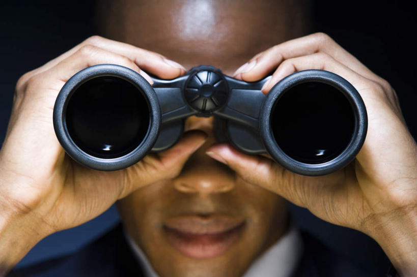 西方人,脸,头,脸颊,手,秃头,一个人,商务人士,商务男性,横图,室内,特写,白天,正面,衬衫,仪器,科技,欧洲,非洲,黑人,欧洲人,双手,仅一个男性,仅一个人,眺望,握,黑色背景,套装,检查,研究,反射,分析,科学,望远镜,拿,拿着,注视,仅一个年轻男性,一个,观察,看,手部,清晰,探索,握着,摄影,影棚,放大,单个,观看,仔细,科研,察看,科学技术,瞭望,聚焦,关注,商务装,工薪阶层,远视镜,瞭望镜,光学,清楚,双筒镜,双筒望远镜,男人,男性,年轻男性,非洲人,头部,光头,无发,脸部,脸蛋,面部,白领,上班族,半身,彩图,影棚拍摄,衬衣,拍摄,光学仪器,千里镜