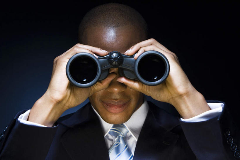 西方人,脸,头,脸颊,手,秃头,一个人,商务人士,商务男性,横图,室内,特写,白天,正面,衬衫,仪器,科技,欧洲,非洲,黑人,欧洲人,双手,仅一个男性,仅一个人,眺望,握,黑色背景,套装,检查,研究,反射,分析,科学,望远镜,领带,拿,拿着,注视,仅一个年轻男性,一个,观察,看,手部,清晰,探索,握着,摄影,影棚,放大,单个,观看,仔细,科研,察看,科学技术,瞭望,聚焦,象征,庄重,关注,商务装,身份,工薪阶层,远视镜,瞭望镜,光学,清楚,正式,地位,双筒镜,双筒望远镜,男人,男性,年轻男性,非洲人,头部,光头,无发,脸部,脸蛋,面部,白领,上班族,半身,彩图,影棚拍摄,衬衣,拍摄,光学仪器,千里镜