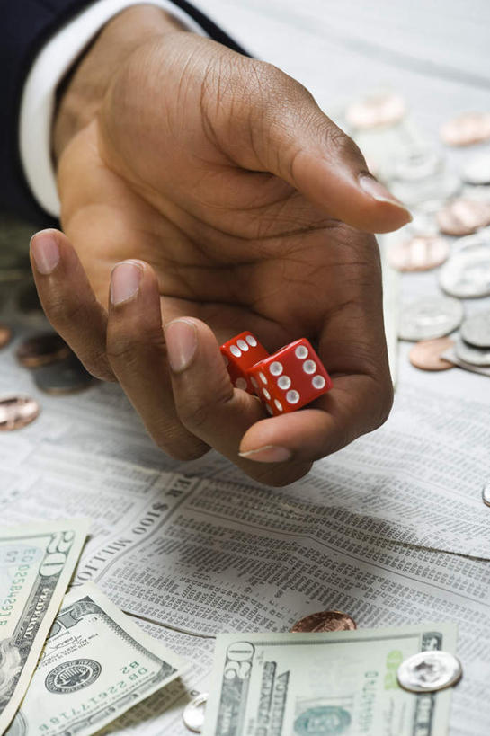 西方人,手,一个人,商务人士,商务男性,竖图,俯视,室内,特写,白天,衬衫,游戏,赌博,贪欲,竞争,钱,美元,玩具,欧洲,非洲,黑人,欧洲人,仅一个男性,仅一个人,握,套装,钱币,骰子,美金,拿,玩,拿着,娱乐,刺激,仅一个年轻男性,两个,红色,休闲,手部,握着,钞票,金融,纸币,经济,活动,单手,发泄,消遣,智力,赌具,美圆,商务装,流通,纸钞,贸易,工薪阶层,色子,投机,侥幸,欲望,投子,宣泄,货币,现金,硬币,男人,男性,年轻男性,非洲人,白领,上班族,玩耍,嬉戏,半身,彩图,高角度拍摄,衬衣,胜负,输赢