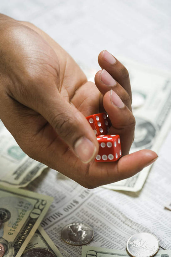 西方人,手,一个人,商务人士,商务男性,竖图,俯视,室内,特写,白天,衬衫,游戏,赌博,贪欲,竞争,钱,美元,玩具,欧洲,非洲,黑人,欧洲人,仅一个男性,仅一个人,握,套装,钱币,骰子,美金,拿,玩,拿着,娱乐,刺激,仅一个年轻男性,两个,红色,休闲,手部,握着,钞票,金融,纸币,经济,活动,单手,发泄,消遣,智力,赌具,美圆,商务装,流通,纸钞,贸易,工薪阶层,色子,投机,侥幸,欲望,投子,宣泄,货币,现金,硬币,男人,男性,年轻男性,非洲人,白领,上班族,玩耍,嬉戏,半身,彩图,高角度拍摄,衬衣,胜负,输赢