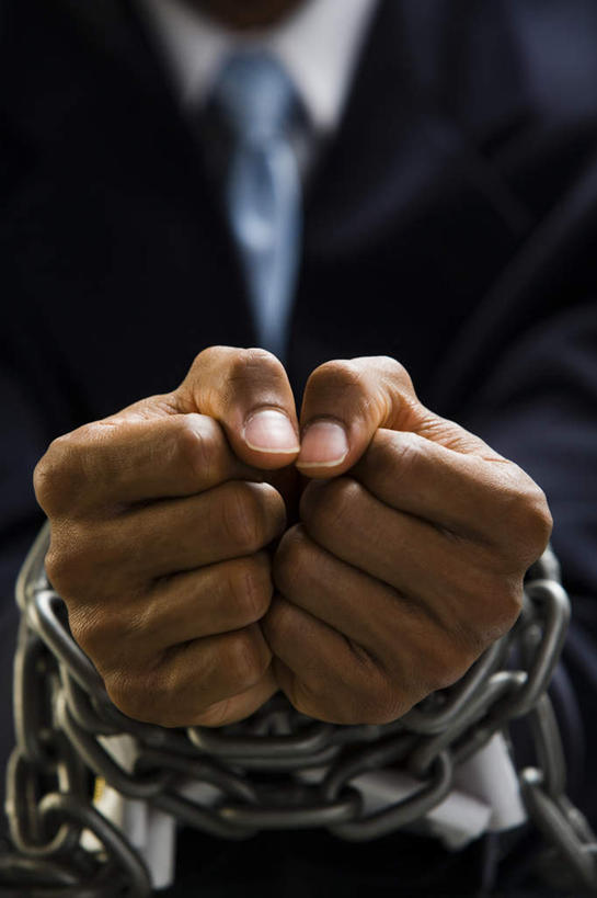 西方人,手,拳,一个人,商务人士,商务男性,竖图,室内,特写,白天,正面,衬衫,金属制品,欧洲,非洲,黑人,欧洲人,双手,仅一个男性,仅一个人,握,套装,朦胧,模糊,金属,仅一个年轻男性,手部,握着,链条,商务装,工薪阶层,男人,男性,年轻男性,非洲人,拳头,白领,上班族,半身,彩图,衬衣