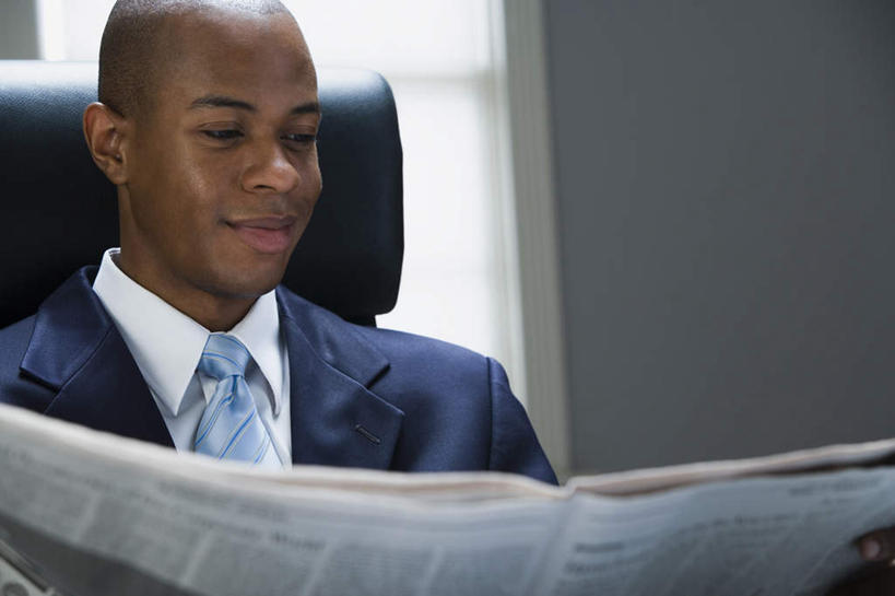 西方人,一个人,商务人士,商务男性,坐,笑,微笑,横图,室内,白天,正面,衬衫,阅读,窗户,报纸,椅子,欧洲,非洲,黑人,欧洲人,仅一个男性,仅一个人,握,学习,套装,墙,领带,拿,拿着,注视,玻璃窗,墙壁,墙面,仅一个年轻男性,会议椅,观察,看,浏览,握着,观看,办公椅,察看,象征,庄重,关注,商务装,身份,工薪阶层,正式,地位,商务椅,培训椅,男人,男性,年轻男性,非洲人,白领,上班族,坐着,半身,彩图,衬衣