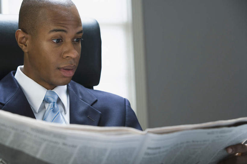 西方人,一个人,商务人士,商务男性,坐,横图,室内,白天,正面,衬衫,阅读,窗户,报纸,椅子,欧洲,非洲,黑人,欧洲人,仅一个男性,仅一个人,握,学习,套装,墙,领带,拿,拿着,注视,玻璃窗,墙壁,墙面,仅一个年轻男性,会议椅,观察,看,浏览,握着,观看,办公椅,察看,象征,庄重,关注,商务装,身份,工薪阶层,正式,地位,商务椅,培训椅,男人,男性,年轻男性,非洲人,白领,上班族,坐着,半身,彩图,衬衣