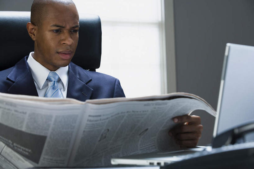 西方人,一个人,商务人士,商务男性,坐,横图,室内,白天,正面,衬衫,阅读,电脑,笔记本电脑,窗户,报纸,椅子,欧洲,非洲,黑人,欧洲人,仅一个男性,仅一个人,握,学习,套装,网络,墙,领带,拿,拿着,注视,通讯设备,玻璃窗,墙壁,墙面,仅一个年轻男性,会议椅,观察,看,思考,浏览,握着,观看,办公椅,察看,无线,象征,庄重,关注,通信设备,商务装,身份,无线网络,无线上网,便携式电脑,工薪阶层,正式,地位,商务椅,培训椅,思虑,手提电脑,男人,男性,年轻男性,非洲人,白领,上班族,坐着,半身,彩图,衬衣