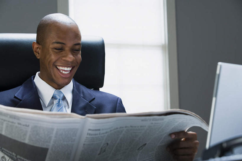 西方人,一个人,商务人士,商务男性,坐,笑,微笑,露齿笑,横图,室内,白天,正面,衬衫,阅读,电脑,笔记本电脑,窗户,报纸,椅子,欧洲,非洲,黑人,欧洲人,仅一个男性,仅一个人,握,学习,套装,网络,墙,领带,拿,拿着,注视,通讯设备,玻璃窗,墙壁,墙面,仅一个年轻男性,会议椅,观察,看,浏览,握着,观看,办公椅,察看,无线,象征,庄重,关注,通信设备,商务装,身份,无线网络,无线上网,便携式电脑,工薪阶层,正式,地位,商务椅,培训椅,手提电脑,男人,男性,年轻男性,非洲人,白领,上班族,坐着,半身,彩图,衬衣
