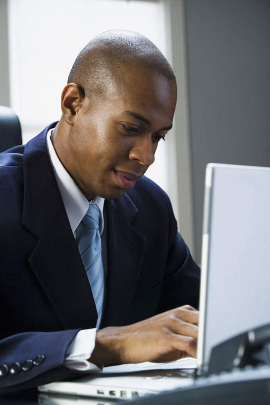 西方人,一个人,商务人士,商务男性,办公室,坐,笑,微笑,露齿笑,竖图,室内,白天,正面,衬衫,电脑,笔记本电脑,窗户,家具,桌子,椅子,欧洲,非洲,黑人,欧洲人,仅一个男性,仅一个人,敲打,套装,网络,办公桌,墙,领带,注视,输入,通讯设备,玻璃窗,墙壁,墙面,仅一个年轻男性,会议椅,打字,观察,看,观看,点击,敲击,办公椅,察看,无线,象征,庄重,关注,通信设备,商务装,身份,无线网络,无线上网,便携式电脑,工薪阶层,办公家具,正式,地位,商务椅,培训椅,按键,手提电脑,男人,男性,年轻男性,非洲人,白领,上班族,坐着,半身,彩图,衬衣