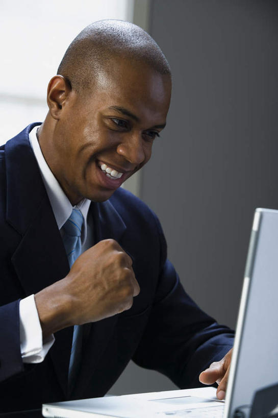 西方人,一个人,商务人士,商务男性,办公室,坐,笑,微笑,露齿笑,竖图,室内,白天,正面,衬衫,电脑,笔记本电脑,窗户,家具,桌子,椅子,欧洲,非洲,黑人,欧洲人,仅一个男性,仅一个人,握,套装,网络,办公桌,墙,领带,注视,鼓励,通讯设备,玻璃窗,墙壁,墙面,仅一个年轻男性,会议椅,观察,加油,看,手势,握拳,打气,握着,观看,办公椅,察看,无线,象征,庄重,关注,鼓舞,通信设备,商务装,身份,无线网络,无线上网,便携式电脑,工薪阶层,办公家具,正式,地位,商务椅,培训椅,手提电脑,男人,男性,年轻男性,非洲人,白领,上班族,坐着,半身,彩图,衬衣