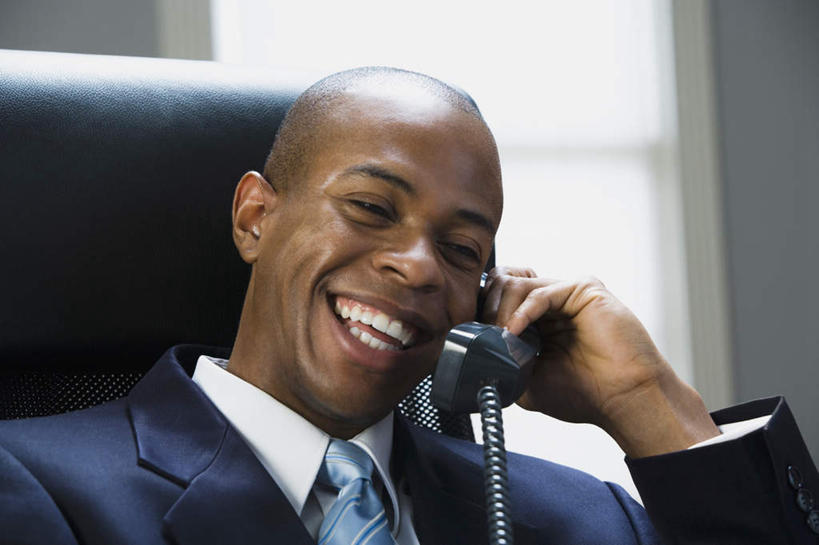 西方人,脸,头,脸颊,手,秃头,一个人,商务人士,商务男性,坐,笑,打电话,微笑,露齿笑,横图,室内,特写,白天,正面,衬衫,窗户,电话,椅子,欧洲,非洲,黑人,欧洲人,仅一个男性,仅一个人,握,套装,墙,领带,拿,听,拿着,注视,通讯设备,玻璃窗,墙壁,墙面,仅一个年轻男性,话筒,会议椅,观察,看,手部,电话线,握着,观看,单手,办公椅,察看,固定电话,象征,庄重,关注,商务装,身份,工薪阶层,正式,地位,商务椅,培训椅,交流,男人,男性,年轻男性,非洲人,头部,光头,无发,脸部,脸蛋,面部,白领,上班族,电话机,沟通,通话,坐着,半身,彩图,衬衣