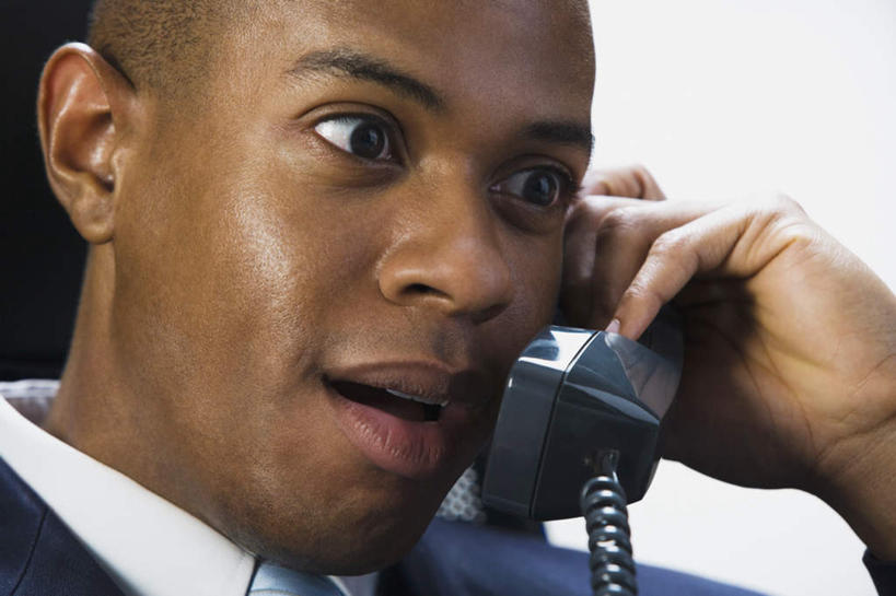 西方人,脸,头,脸颊,手,秃头,一个人,商务人士,商务男性,打电话,横图,室内,特写,白天,正面,衬衫,电话,椅子,欧洲,非洲,黑人,欧洲人,仅一个男性,仅一个人,握,套装,惊讶,拿,听,拿着,注视,通讯设备,仅一个年轻男性,黑色,话筒,会议椅,观察,看,张嘴,手部,电话线,握着,观看,单手,惊奇,办公椅,察看,固定电话,关注,商务装,张大嘴巴,工薪阶层,商务椅,培训椅,交流,男人,男性,年轻男性,非洲人,头部,光头,无发,脸部,脸蛋,面部,白领,上班族,电话机,张开嘴,沟通,通话,半身,彩图,衬衣