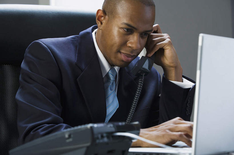 西方人,一个人,商务人士,商务男性,办公室,坐,笑,打电话,微笑,横图,室内,白天,正面,衬衫,电脑,笔记本电脑,窗户,家具,桌子,电话,椅子,欧洲,非洲,黑人,欧洲人,仅一个男性,仅一个人,握,套装,网络,办公桌,墙,领带,拿,听,拿着,注视,通讯设备,玻璃窗,墙壁,墙面,仅一个年轻男性,话筒,会议椅,观察,看,电话线,握着,观看,办公椅,察看,无线,固定电话,象征,庄重,关注,通信设备,商务装,身份,无线网络,无线上网,便携式电脑,工薪阶层,办公家具,正式,地位,商务椅,培训椅,交流,手提电脑,男人,男性,年轻男性,非洲人,白领,上班族,电话机,沟通,通话,坐着,半身,彩图,衬衣