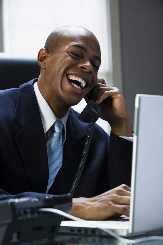 西方人,一个人,商务人士,商务男性,办公室,坐,笑,打电话,大笑,竖图,室内,白天,正面,衬衫,兴奋,电脑,笔记本电脑,窗户,家具,桌子,电话,椅子,欧洲,非洲,黑人,欧洲人,仅一个男性,仅一个人,握,套装,网络,办公桌,墙,领带,拿,听,拿着,注视,通讯设备,玻璃窗,墙壁,墙面,仅一个年轻男性,话筒,会议椅,观察,看,张嘴,电话线,握着,观看,办公椅,察看,无线,固定电话,象征,庄重,关注,通信设备,商务装,身份,无线网络,张大嘴巴,无线上网,便携式电脑,工薪阶层,办公家具,哈哈大笑,正式,地位,商务椅,培训椅,交流,手提电脑,男人,男性,年轻男性,非洲人,白领,上班族,电话机,张开嘴,沟通,通话,坐着,半身,彩图,衬衣,高兴,狂笑