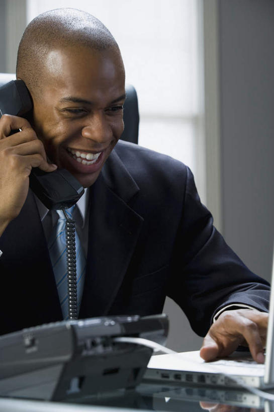 西方人,一个人,商务人士,商务男性,办公室,坐,笑,打电话,微笑,露齿笑,竖图,室内,白天,正面,衬衫,电脑,笔记本电脑,窗户,家具,桌子,电话,椅子,欧洲,非洲,黑人,欧洲人,仅一个男性,仅一个人,敲打,握,套装,网络,办公桌,墙,领带,拿,听,拿着,注视,输入,通讯设备,玻璃窗,墙壁,墙面,仅一个年轻男性,话筒,会议椅,打字,观察,看,电话线,握着,观看,点击,敲击,办公椅,察看,无线,固定电话,象征,庄重,关注,通信设备,商务装,身份,无线网络,无线上网,便携式电脑,工薪阶层,办公家具,正式,地位,商务椅,培训椅,交流,按键,手提电脑,男人,男性,年轻男性,非洲人,白领,上班族,电话机,沟通,通话,坐着,半身,彩图,衬衣