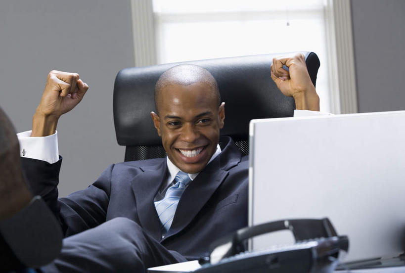 西方人,一个人,办公室,坐,举,笑,打电话,微笑,露齿笑,横图,室内,白天,正面,电脑,笔记本电脑,窗户,家具,桌子,电话,椅子,欧洲,非洲,黑人,欧洲人,仅一个男性,仅一个人,握,网络,办公桌,墙,领带,注视,鼓励,通讯设备,玻璃窗,墙壁,墙面,仅一个年轻男性,话筒,会议椅,观察,加油,看,手势,托,握拳,电话线,打气,握着,观看,办公椅,察看,无线,固定电话,象征,庄重,关注,鼓舞,通信设备,身份,无线网络,无线上网,便携式电脑,办公家具,正式,地位,商务椅,培训椅,交流,手提电脑,男人,男性,年轻男性,非洲人,电话机,沟通,举起,举手,举着,通话,向上举,向上伸,向上托,坐着,半身,彩图