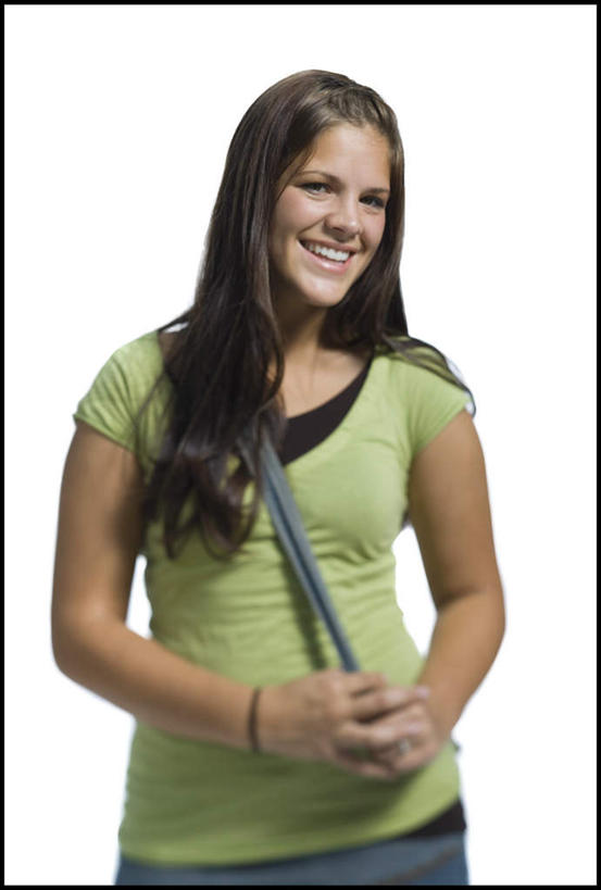 西方人,一个人,站,笑,微笑,露齿笑,竖图,室内,白天,白色背景,正面,欧洲,欧洲人,仅一个年轻女性,仅一个女性,仅一个人,握,服装,拿,拿着,注视,休闲装,衣服,绿色,观察,看,站着,休闲,休闲服,握着,摄影,服饰,皮夹子,钱包,影棚,观看,察看,零钱包,皮夹,关注,年轻女性,女人,女性,白种人,站立,半身,彩图,影棚拍摄,拍摄