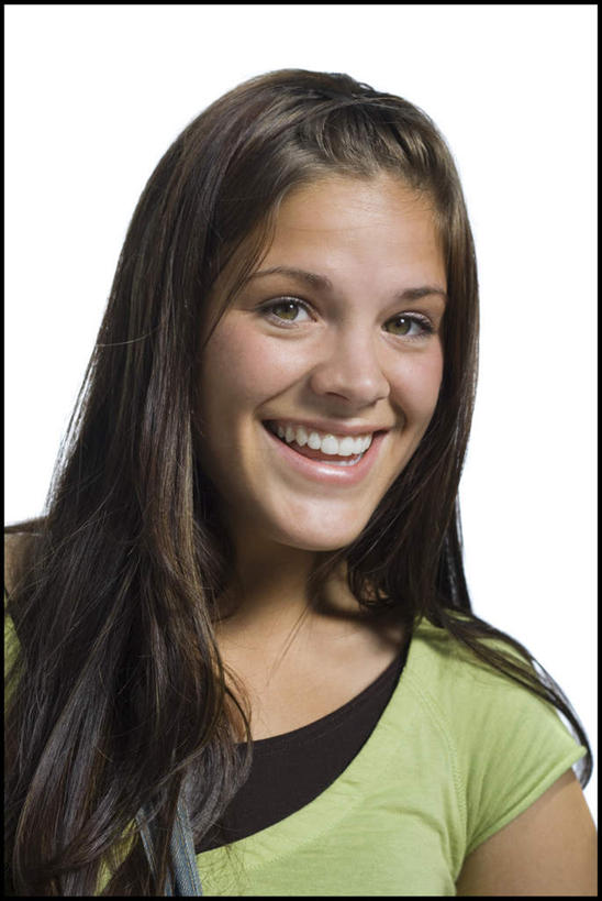 西方人,脸,头,脸颊,头发,一个人,笑,微笑,露齿笑,竖图,室内,特写,白天,白色背景,正面,欧洲,欧洲人,仅一个年轻女性,仅一个女性,仅一个人,服装,棕色,注视,休闲装,衣服,绿色,观察,看,休闲,休闲服,摄影,服饰,影棚,观看,察看,关注,年轻女性,女人,女性,白种人,头部,长发,直发,脸部,脸蛋,面部,半身,彩图,影棚拍摄,拍摄