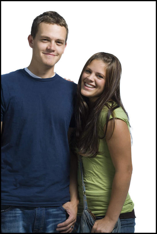 西方人,两个人,站,笑,微笑,露齿笑,竖图,室内,白天,白色背景,正面,爱情,欧洲,欧洲人,浪漫,依偎,注视,观察,看,靠,靠着,倚靠,站着,温暖,温馨,恩爱,恋人,摄影,皮夹子,钱包,影棚,观看,和睦,察看,倚着,零钱包,皮夹,关注,手插袋,单手插袋,单手抄兜,单手放兜,依附,依赖,投靠,男人,男性,年轻男性,年轻女性,女人,女性,白种人,情侣,插兜,手插兜,手放口袋,站立,半身,彩图,影棚拍摄,拍摄,伴侣,融洽,手抄兜