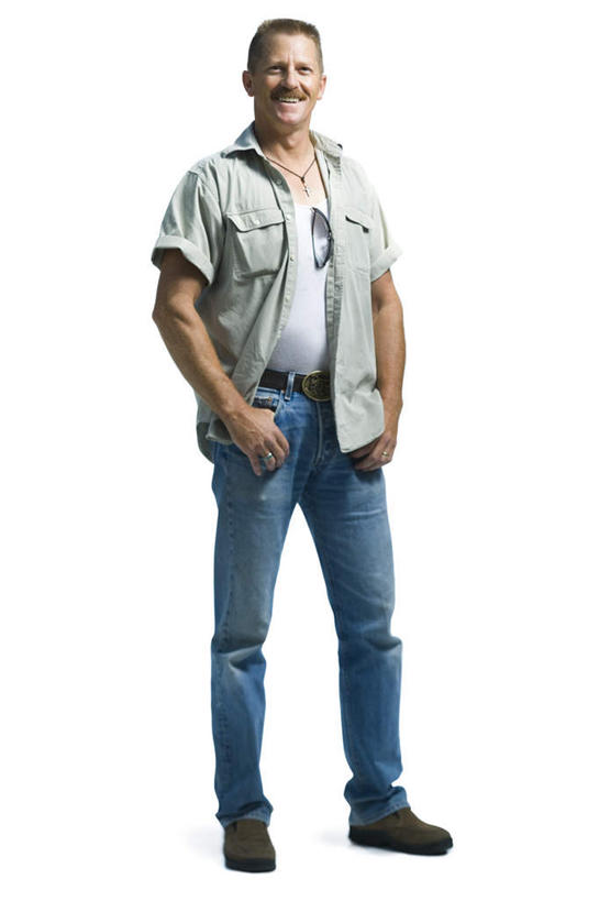 西方人,一个人,站,笑,微笑,竖图,室内,白天,白色背景,正面,欧洲,欧洲人,仅一个男性,仅一个人,服装,裤子,注视,牛仔裤,休闲装,衣服,观察,看,站着,仅一个老年男性,休闲,休闲服,摄影,服饰,影棚,观看,察看,双手插袋,关注,手插袋,双手抄兜,双手放兜,老年男性,男人,男性,白种人,插兜,两手抄兜,两手放兜,手插兜,手放口袋,站立,彩图,全身,影棚拍摄,拍摄,手抄兜