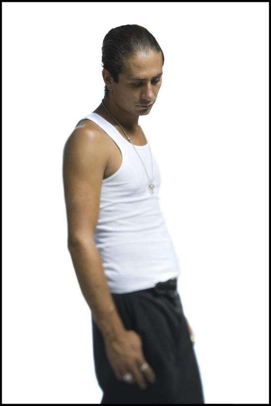 西方人,一个人,站,竖图,室内,白天,白色背景,侧面,项链,欧洲,欧洲人,仅一个男性,仅一个人,服装,裤子,背心,注视,装饰品,仅一个年轻男性,衣服,白色,黑色,饰品,首饰,低头,观察,看,站着,摄影,服饰,影棚,观看,察看,衣着,穿着,关注,衣饰,男人,男性,年轻男性,白种人,站立,半身,彩图,影棚拍摄,拍摄