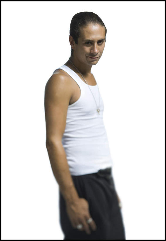 西方人,一个人,站,竖图,室内,白天,白色背景,侧面,项链,欧洲,欧洲人,仅一个男性,仅一个人,服装,裤子,背心,注视,装饰品,仅一个年轻男性,衣服,白色,黑色,饰品,首饰,观察,看,站着,摄影,服饰,影棚,观看,察看,衣着,穿着,关注,衣饰,男人,男性,年轻男性,白种人,站立,半身,彩图,影棚拍摄,拍摄