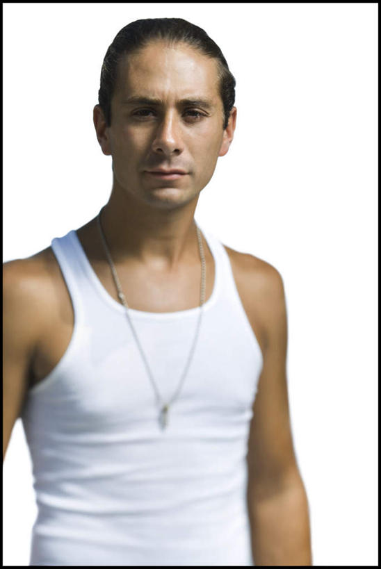 西方人,一个人,站,竖图,室内,白天,白色背景,正面,项链,欧洲,欧洲人,仅一个男性,仅一个人,服装,背心,注视,装饰品,仅一个年轻男性,衣服,白色,饰品,首饰,观察,看,站着,摄影,服饰,影棚,观看,察看,衣着,穿着,关注,衣饰,男人,男性,年轻男性,白种人,站立,半身,彩图,影棚拍摄,拍摄