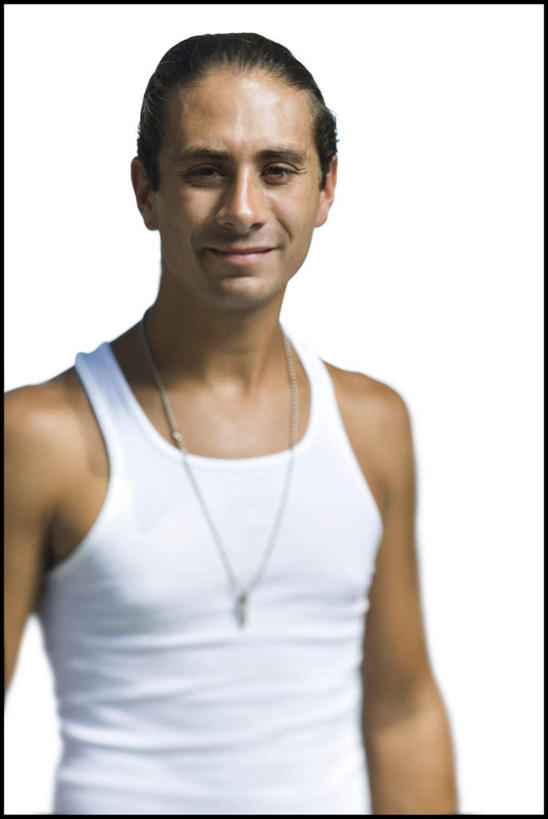 西方人,一个人,站,笑,微笑,竖图,室内,白天,白色背景,正面,项链,欧洲,欧洲人,仅一个男性,仅一个人,服装,背心,注视,装饰品,仅一个年轻男性,衣服,白色,饰品,首饰,观察,看,站着,摄影,服饰,影棚,观看,察看,衣着,穿着,关注,衣饰,男人,男性,年轻男性,白种人,站立,半身,彩图,影棚拍摄,拍摄