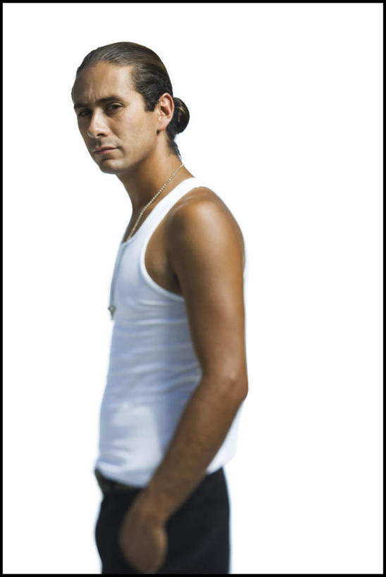 西方人,一个人,站,竖图,室内,白天,白色背景,侧面,项链,欧洲,欧洲人,仅一个男性,仅一个人,服装,裤子,背心,扭头,注视,装饰品,仅一个年轻男性,衣服,白色,黑色,饰品,首饰,观察,看,站着,转头,摄影,服饰,影棚,观看,察看,双手插袋,衣着,穿着,关注,手插袋,双手抄兜,双手放兜,衣饰,男人,男性,年轻男性,白种人,插兜,两手抄兜,两手放兜,手插兜,手放口袋,站立,半身,彩图,影棚拍摄,拍摄,手抄兜