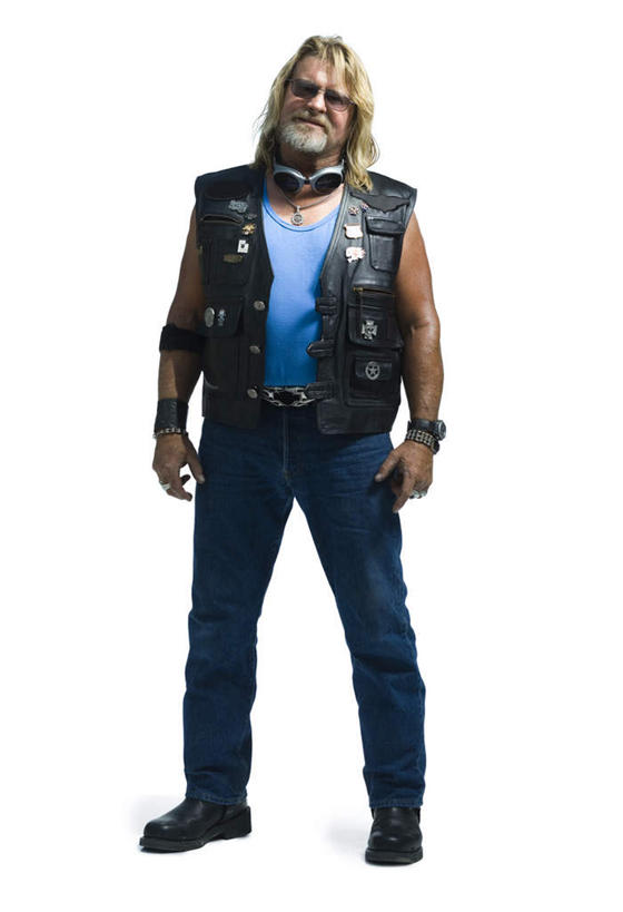 西方人,一个人,站,竖图,室内,白天,白色背景,正面,欧洲,欧洲人,仅一个男性,仅一个人,服装,裤子,墨镜,眼镜,护腕,注视,牛仔裤,休闲装,衣服,太阳镜,太阳眼镜,观察,看,站着,仅一个老年男性,休闲,休闲服,遮阳镜,摄影,服饰,影棚,观看,察看,关注,老年男性,男人,男性,白种人,站立,彩图,全身,影棚拍摄,拍摄