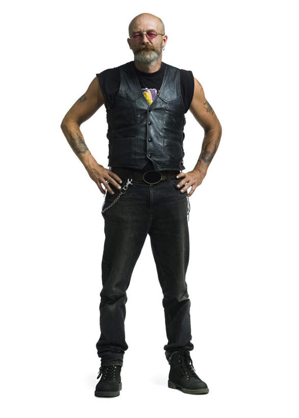 西方人,一个人,站,竖图,室内,白天,白色背景,正面,欧洲,欧洲人,仅一个男性,仅一个人,仅一个中年男性,服装,墨镜,眼镜,注视,休闲装,手叉腰,衣服,太阳镜,太阳眼镜,叉腰,观察,看,站着,休闲,休闲服,遮阳镜,摄影,服饰,影棚,观看,察看,双手叉腰,关注,男人,男性,中年男性,白种人,站立,彩图,全身,影棚拍摄,拍摄