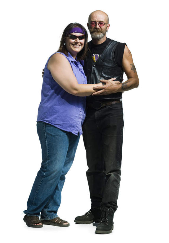 西方人,中年人,两个人,家庭,夫妻,站,抱,笑,微笑,露齿笑,竖图,室内,白天,白色背景,正面,爱情,欧洲,欧洲人,服装,裤子,墨镜,眼镜,浪漫,注视,牛仔裤,休闲装,衣服,紫色,太阳镜,太阳眼镜,观察,看,站着,休闲,温暖,温馨,一家人,休闲服,遮阳镜,恩爱,恋人,摄影,服饰,影棚,抱着,观看,和睦,察看,搂着,关注,男人,男性,女人,女性,中年男性,中年女性,白种人,夫妇,情侣,怀抱,搂,搂抱,相抱,拥抱,站立,彩图,全身,影棚拍摄,拍摄,伴侣,融洽