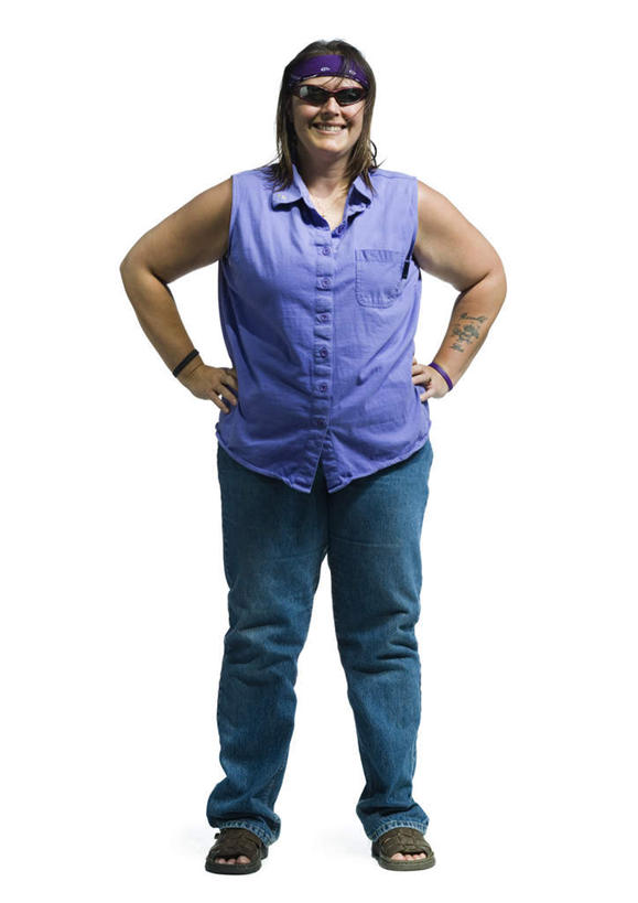 西方人,一个人,站,笑,微笑,露齿笑,竖图,室内,白天,白色背景,正面,欧洲,欧洲人,仅一个女性,仅一个人,服装,裤子,墨镜,眼镜,注视,牛仔裤,休闲装,手叉腰,衣服,紫色,太阳镜,太阳眼镜,叉腰,观察,看,站着,仅一个中年女性,休闲,休闲服,遮阳镜,摄影,服饰,影棚,观看,察看,双手叉腰,关注,女人,女性,中年女性,白种人,站立,彩图,全身,影棚拍摄,拍摄