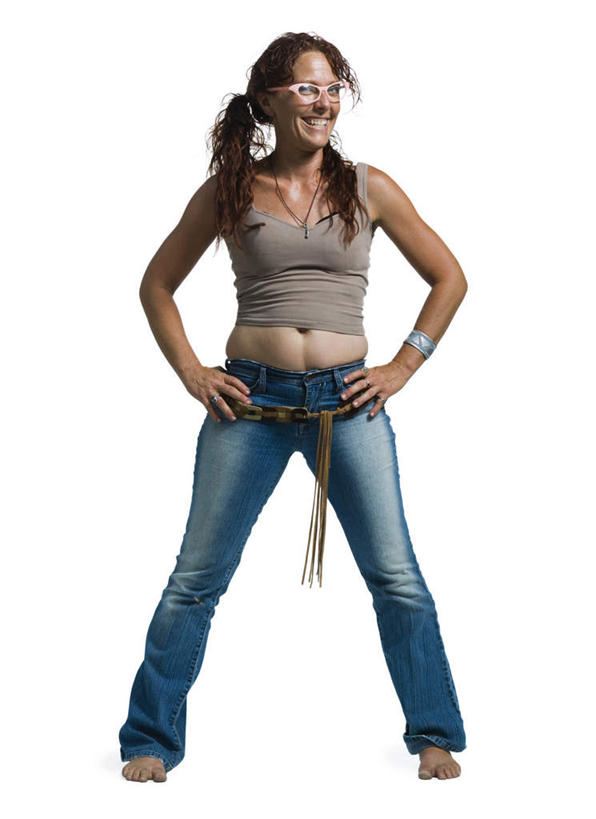 西方人,一个人,站,笑,微笑,露齿笑,竖图,室内,白天,白色背景,正面,欧洲,欧洲人,仅一个女性,仅一个人,服装,裤子,眼镜,注视,牛仔裤,休闲装,手叉腰,装饰品,衣服,饰品,手链,首饰,叉腰,观察,看,站着,仅一个中年女性,休闲,休闲服,摄影,服饰,手镯,影棚,观看,张开双腿,察看,双手叉腰,关注,镯子,近视眼镜,展开双腿,女人,女性,中年女性,白种人,站立,彩图,全身,影棚拍摄,拍摄,伸展双腿