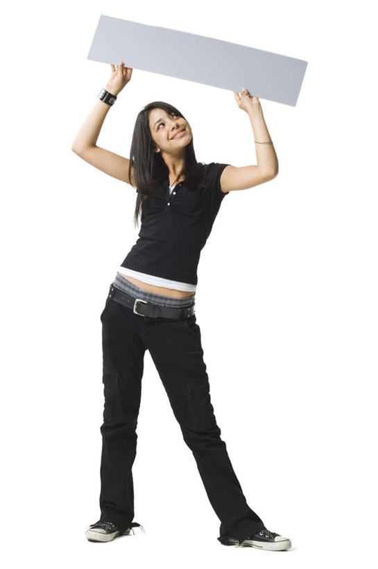 西方人,一个人,站,举,笑,微笑,露齿笑,竖图,室内,白天,白色背景,正面,指示牌,欧洲,欧洲人,仅一个年轻女性,仅一个女性,仅一个人,握,服装,拿,拿着,注视,休闲装,标识,标记,一个,衣服,黑色,灰色,观察,看,托,站着,休闲,休闲服,握着,摄影,服饰,影棚,单个,观看,察看,关注,表记,标帜,年轻女性,女人,女性,白种人,举起,举手,举着,向上举,向上伸,向上托,站立,彩图,全身,影棚拍摄,拍摄