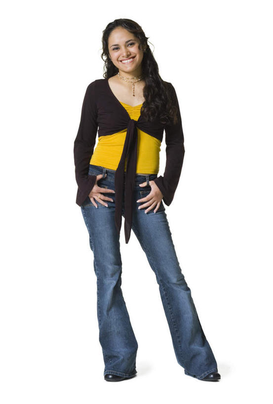 西方人,一个人,站,笑,微笑,露齿笑,竖图,室内,白天,白色背景,正面,欧洲,欧洲人,仅一个年轻女性,仅一个女性,仅一个人,服装,裤子,注视,牛仔裤,休闲装,衣服,观察,看,站着,休闲,休闲服,摄影,服饰,影棚,观看,察看,双手插袋,关注,手插袋,双手抄兜,双手放兜,年轻女性,女人,女性,白种人,插兜,两手抄兜,两手放兜,手插兜,手放口袋,站立,彩图,全身,影棚拍摄,拍摄,手抄兜