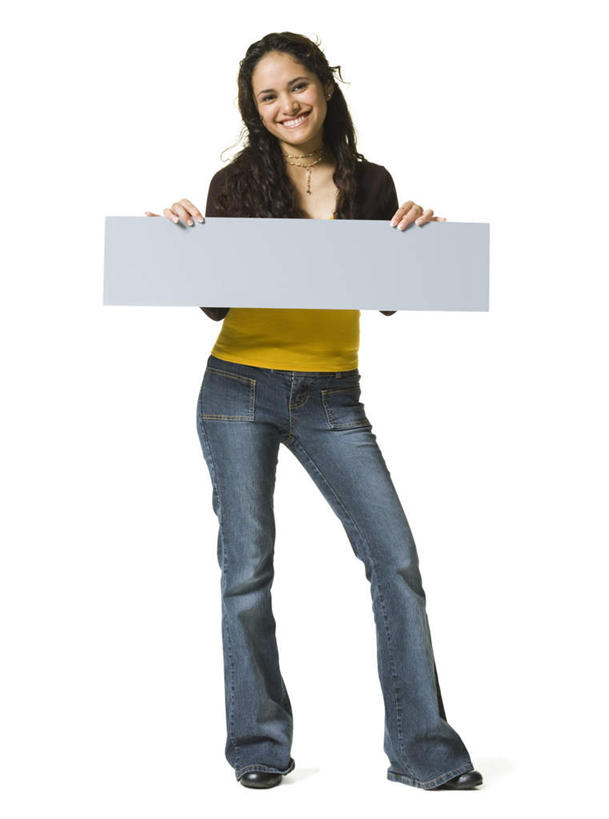 西方人,一个人,站,笑,微笑,露齿笑,竖图,室内,白天,白色背景,正面,指示牌,欧洲,欧洲人,仅一个年轻女性,仅一个女性,仅一个人,握,服装,裤子,拿,拿着,注视,牛仔裤,休闲装,标识,标记,一个,衣服,灰色,观察,看,站着,休闲,休闲服,握着,摄影,服饰,影棚,单个,观看,察看,关注,表记,标帜,年轻女性,女人,女性,白种人,站立,彩图,全身,影棚拍摄,拍摄