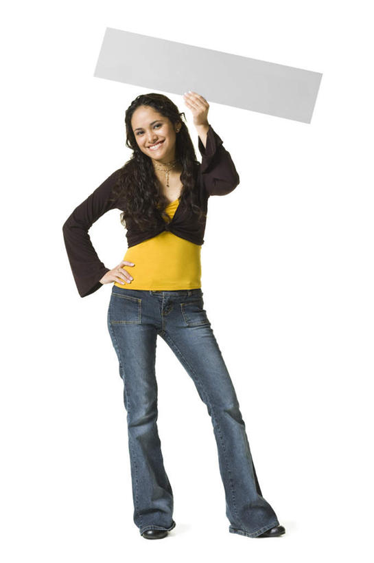 西方人,一个人,站,举,笑,微笑,露齿笑,竖图,室内,白天,白色背景,正面,指示牌,欧洲,欧洲人,仅一个年轻女性,仅一个女性,仅一个人,握,服装,裤子,拿,拿着,注视,牛仔裤,休闲装,标识,手叉腰,标记,一个,衣服,灰色,叉腰,观察,看,托,站着,休闲,休闲服,握着,摄影,服饰,影棚,单个,观看,察看,关注,表记,标帜,年轻女性,女人,女性,白种人,举起,举手,举着,向上举,向上伸,向上托,站立,彩图,全身,影棚拍摄,拍摄