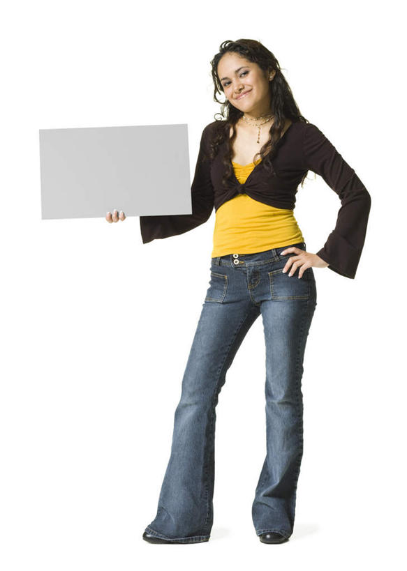 西方人,一个人,站,笑,微笑,露齿笑,竖图,室内,白天,白色背景,正面,指示牌,欧洲,欧洲人,仅一个年轻女性,仅一个女性,仅一个人,握,服装,裤子,拿,拿着,注视,牛仔裤,休闲装,标识,手叉腰,标记,一个,衣服,灰色,叉腰,观察,看,站着,休闲,休闲服,握着,摄影,服饰,影棚,单个,观看,察看,关注,表记,标帜,年轻女性,女人,女性,白种人,站立,彩图,全身,影棚拍摄,拍摄