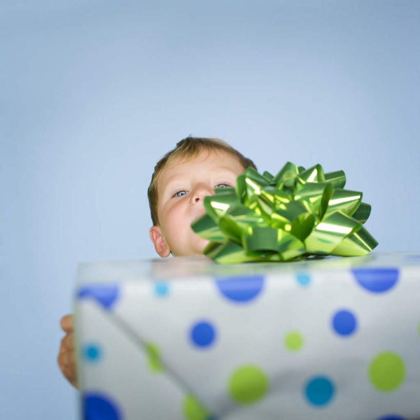 西方人,婴儿,儿童,脸,头,脸颊,一个人,方图,室内,特写,白天,正面,纯洁,礼盒,礼物,欧洲,欧洲人,仅一个人,蓝色背景,朦胧,模糊,装饰,包装,包装纸,丝绸,丝带,纸,纸盒,缎带,纸张,绸带,盒子,一个,小孩,绿色,包装盒,礼品盒,可爱,摄影,礼品,活泼,影棚,单个,华丽,修饰,点缀,包装材料,牛皮纸,宝宝,纯真,烂漫,无邪,衬托,美观,雅致,雅观,伶俐,天真,白种人,孩子,头部,脸部,脸蛋,面部,半身,彩图,影棚拍摄,拍摄