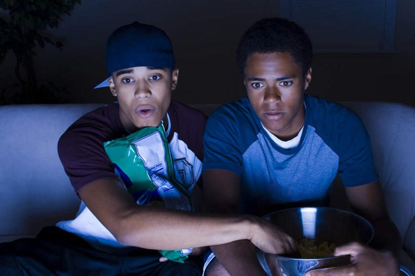 点心,西方人,两个人,伙伴,朋友,客厅,坐,吃,横图,室内,白天,正面,友谊,沙发,帽子,欧洲,非洲,黑人,欧洲人,握,阴影,服装,反射,影子,陶瓷,食品,陶瓷制品,拿,拿着,注视,休闲装,运动帽,薯片,食物,一个,衣服,容器,碗,零食,观察,看,张嘴,休闲,休闲服,鸭舌帽,握着,服饰,单个,观看,储藏,害怕,惊恐,察看,起居室,储存,关注,张大嘴巴,布艺沙发,垃圾食品,客堂,友情,男人,男性,年轻男性,非洲人,张开嘴,嚼,食,坐着,半身,彩图,贮存