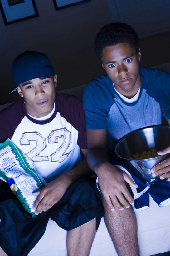 点心,西方人,两个人,伙伴,朋友,客厅,坐,吃,竖图,室内,白天,正面,友谊,沙发,帽子,欧洲,非洲,黑人,欧洲人,握,阴影,服装,反射,影子,陶瓷,食品,陶瓷制品,拿,拿着,注视,休闲装,运动帽,薯片,食物,一个,衣服,容器,碗,零食,观察,看,张嘴,休闲,休闲服,鸭舌帽,握着,服饰,单个,观看,储藏,害怕,惊恐,察看,起居室,储存,关注,张大嘴巴,布艺沙发,垃圾食品,客堂,友情,男人,男性,年轻男性,非洲人,张开嘴,嚼,食,坐着,半身,彩图,贮存