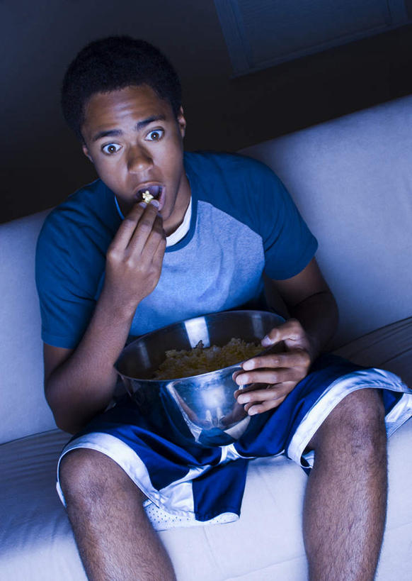 点心,西方人,一个人,客厅,坐,吃,竖图,室内,白天,正面,沙发,欧洲,非洲,黑人,欧洲人,仅一个男性,仅一个人,握,阴影,服装,反射,影子,陶瓷,食品,陶瓷制品,拿,拿着,注视,休闲装,食物,仅一个年轻男性,一个,衣服,容器,碗,零食,观察,看,张嘴,休闲,休闲服,爆米花,握着,服饰,单个,观看,储藏,害怕,惊恐,察看,起居室,储存,关注,张大嘴巴,布艺沙发,垃圾食品,膨化食品,零嘴,客堂,男人,男性,年轻男性,非洲人,张开嘴,嚼,食,坐着,半身,彩图,贮存