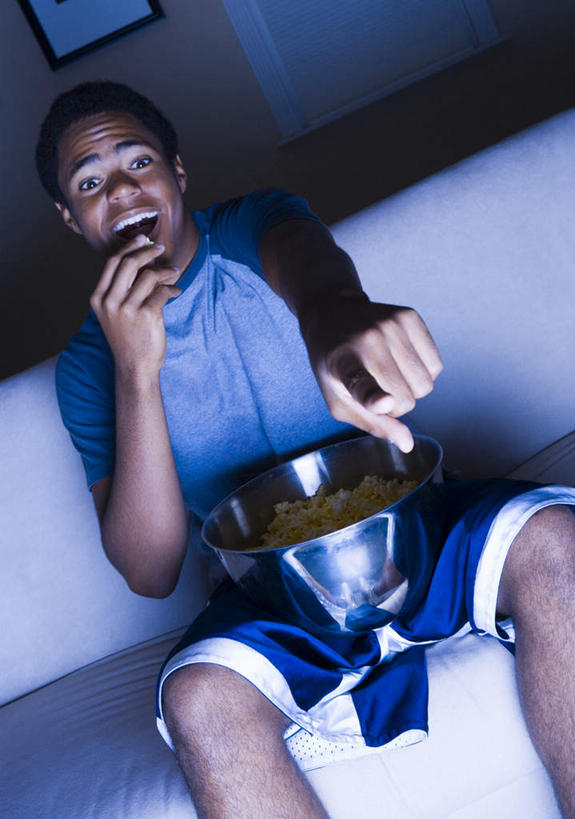 点心,西方人,一个人,客厅,坐,笑,吃,大笑,竖图,室内,白天,正面,兴奋,沙发,欧洲,非洲,黑人,欧洲人,仅一个男性,仅一个人,握,阴影,服装,反射,影子,陶瓷,食品,陶瓷制品,拿,拿着,注视,休闲装,食物,仅一个年轻男性,一个,衣服,容器,碗,零食,观察,看,张嘴,休闲,休闲服,爆米花,握着,服饰,单个,观看,储藏,察看,起居室,储存,关注,张大嘴巴,布艺沙发,垃圾食品,膨化食品,哈哈大笑,零嘴,客堂,男人,男性,年轻男性,非洲人,张开嘴,嚼,食,坐着,半身,彩图,高兴,狂笑,贮存