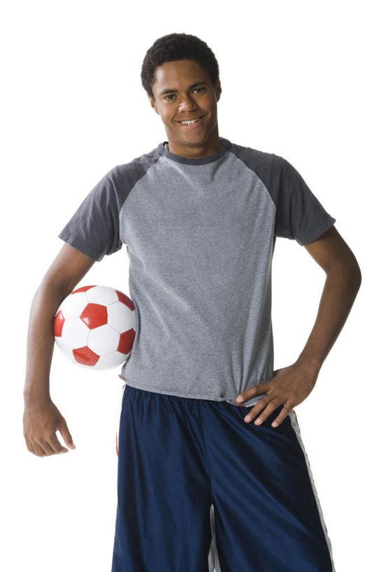 西方人,一个人,站,笑,微笑,露齿笑,竖图,室内,白天,白色背景,正面,足球,欧洲,非洲,黑人,欧洲人,仅一个男性,仅一个人,服装,足球装备,夹,注视,休闲装,运动器械,手叉腰,仅一个年轻男性,一个,衣服,灰色,叉腰,观察,看,站着,休闲,休闲服,健身器械,摄影,服饰,影棚,单个,观看,察看,关注,健身器材,蹴鞠,足球运动,男人,男性,年轻男性,非洲人,站立,半身,彩图,影棚拍摄,拍摄,运动器材