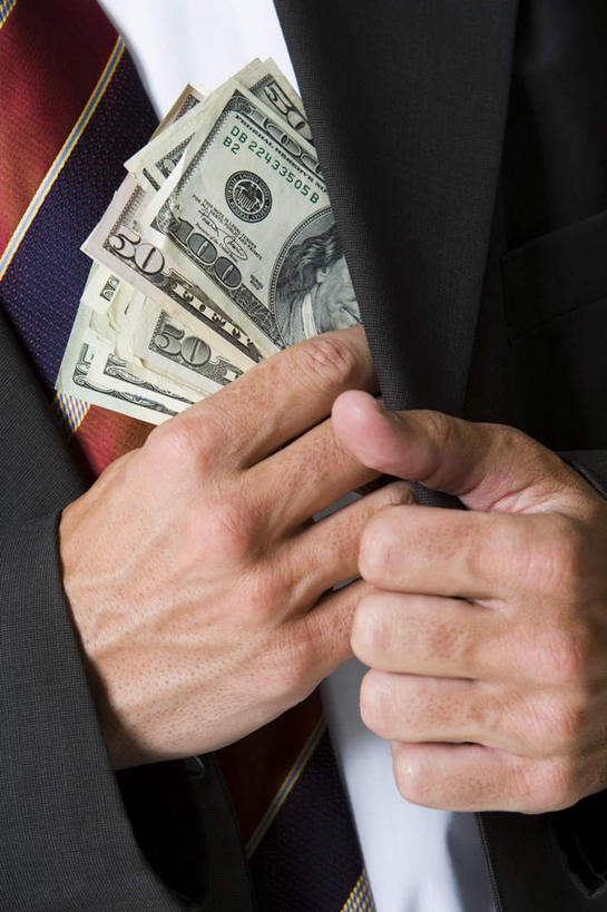 西方人,手,一个人,商务人士,商务男性,站,竖图,室内,特写,白天,正面,衬衫,钱,美元,欧洲,欧洲人,双手,仅一个男性,仅一个人,仅一个中年男性,握,套装,钱币,领带,美金,拿,拿着,扭头,站着,转头,手部,握着,钞票,金融,纸币,摄影,影棚,经济,象征,庄重,美圆,商务装,身份,盗窃,偷窃,流通,纸钞,贸易,工薪阶层,正式,地位,偷盗,货币,现金,男人,男性,中年男性,白种人,白领,上班族,站立,半身,彩图,影棚拍摄,衬衣,拍摄