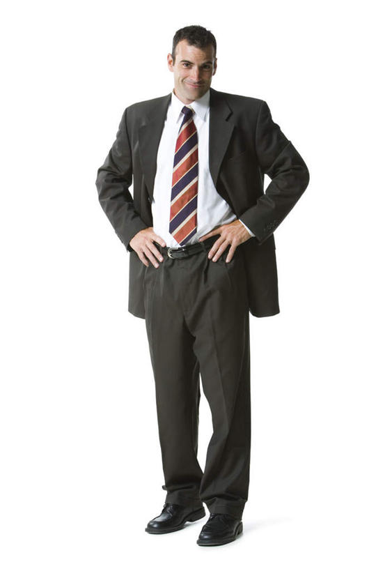 西方人,一个人,商务人士,商务男性,站,笑,微笑,露齿笑,竖图,室内,白天,白色背景,正面,衬衫,欧洲,欧洲人,仅一个男性,仅一个人,仅一个中年男性,套装,领带,注视,手叉腰,叉腰,观察,看,站着,摄影,影棚,观看,察看,双手叉腰,象征,庄重,关注,商务装,身份,工薪阶层,正式,地位,男人,男性,中年男性,白种人,白领,上班族,站立,彩图,全身,影棚拍摄,衬衣,拍摄