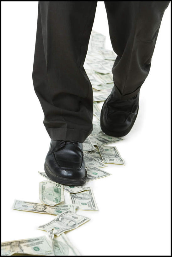 西方人,一个人,商务人士,商务男性,走,竖图,俯视,室内,白天,白色背景,鞋,衬衫,钱,美元,鞋子,欧洲,欧洲人,仅一个男性,仅一个人,仅一个中年男性,套装,钱币,皮革,美金,钞票,金融,纸币,摄影,影棚,经济,美圆,商务装,流通,纸钞,贸易,工薪阶层,货币,现金,男人,男性,中年男性,白种人,白领,上班族,步行,散步,走路,半身,彩图,高角度拍摄,影棚拍摄,衬衣,皮鞋,拍摄
