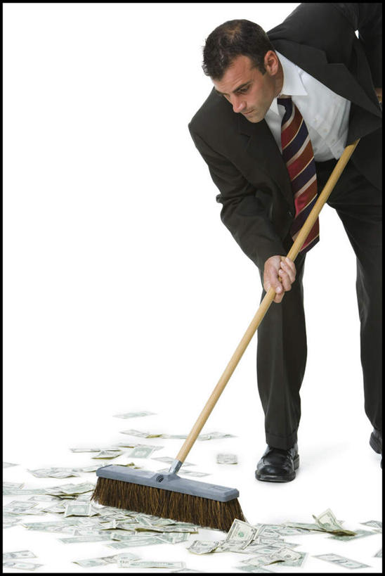 西方人,一个人,商务人士,商务男性,站,竖图,室内,白天,白色背景,正面,衬衫,钱,美元,欧洲,欧洲人,仅一个男性,仅一个人,仅一个中年男性,弯腰,握,套装,工具,钱币,扫帚,领带,美金,拿,拿着,注视,观察,看,清洁,站着,握着,钞票,金融,纸币,摄影,影棚,经济,打扫,观看,扫把,察看,卫生,象征,庄重,关注,美圆,保洁,商务装,身份,清扫,流通,纸钞,贸易,工薪阶层,笤帚,弯身,正式,地位,扫除,货币,现金,男人,男性,中年男性,白种人,白领,上班族,站立,半身,彩图,影棚拍摄,衬衣,拍摄