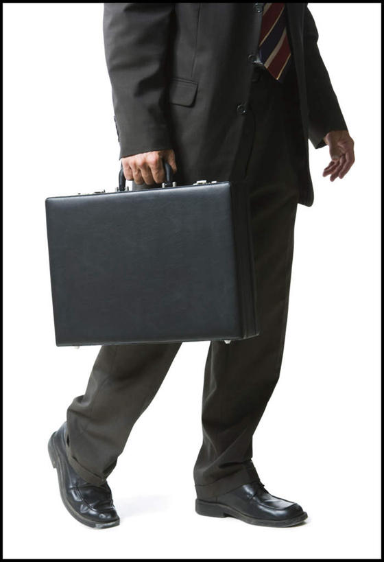 西方人,一个人,商务人士,商务男性,走,竖图,室内,白天,白色背景,正面,衬衫,欧洲,欧洲人,仅一个男性,仅一个人,仅一个中年男性,握,套装,包,公文包,领带,拿,拿着,一个,握着,摄影,影棚,单个,公事包,象征,庄重,商务装,身份,工薪阶层,正式,地位,男人,男性,中年男性,白种人,白领,上班族,步行,散步,走路,半身,彩图,影棚拍摄,衬衣,拍摄