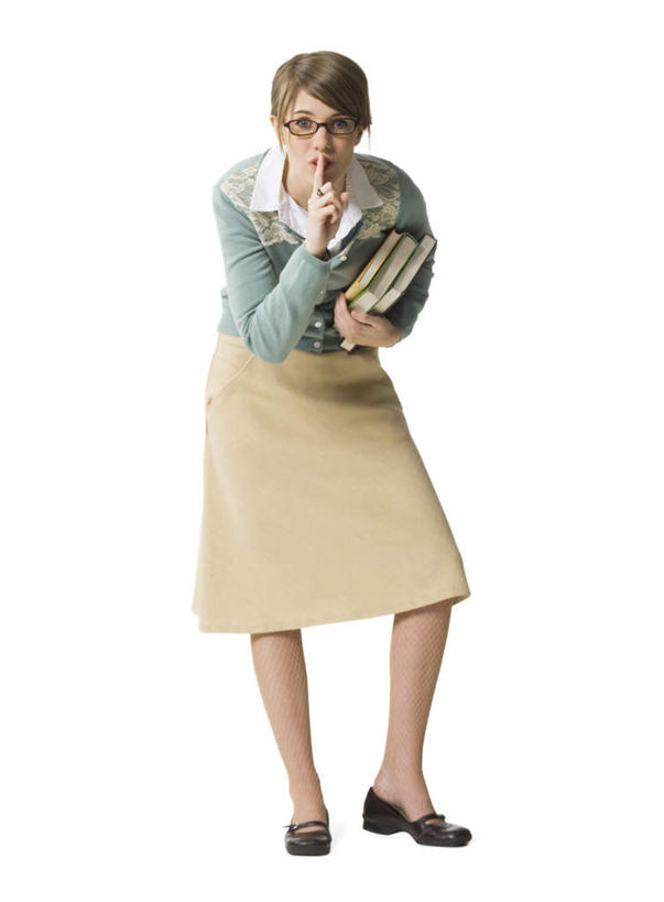 西方人,一个人,站,竖图,室内,白天,白色背景,正面,裙子,书籍,欧洲,欧洲人,仅一个年轻女性,仅一个女性,仅一个人,握,服装,眼镜,拿,拿着,注视,休闲装,长裙,衣服,观察,看,手势,站着,休闲,手指,休闲服,安静,握着,摄影,服饰,影棚,观看,半身裙,察看,食指,关注,近视眼镜,年轻女性,女人,女性,白种人,书,图书,站立,彩图,全身,影棚拍摄,拍摄